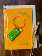 Kleiner Wegbegleiter | Handbemalte Grußkarte mit Anhänger, Umschlag & Einleger für Geburtstage und besondere Momente | B6 Format