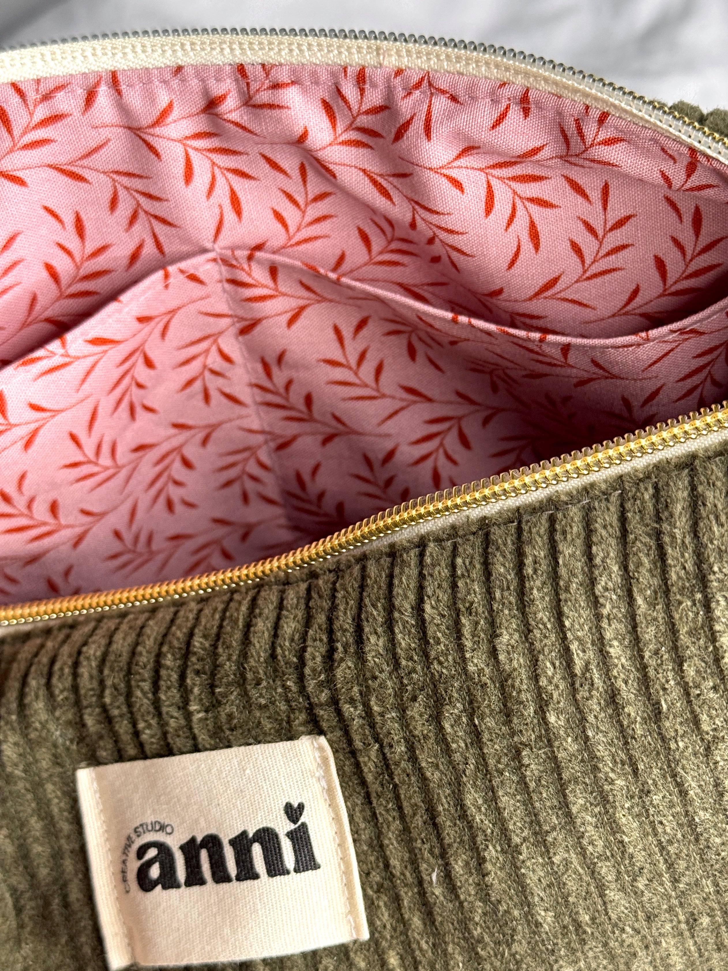 Handgemachte Umhängetasche (small) | Khaki Cord | Einzelstück von Creative Studio Anni
