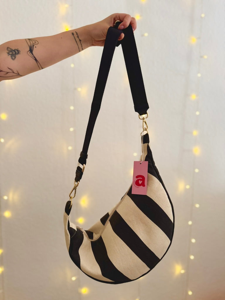 Handgemachte Umhängetasche (large) | schwarz-beige gestreift | Einzelstück mit Second-Hand-Gurt