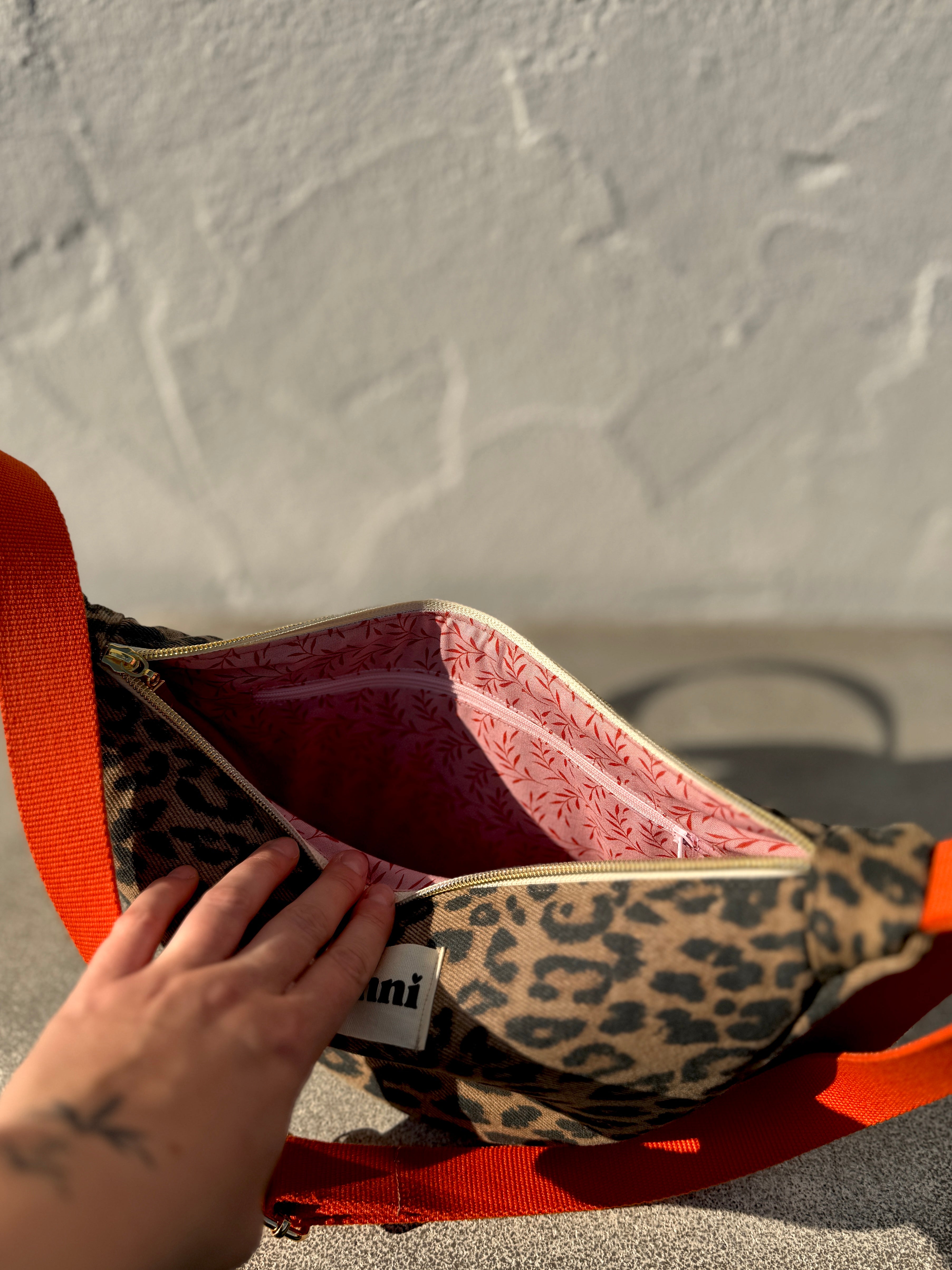 Handgemachte Umhängetasche (small) | Leo | Upcycling | Einzelstück von Creative Studio Anni