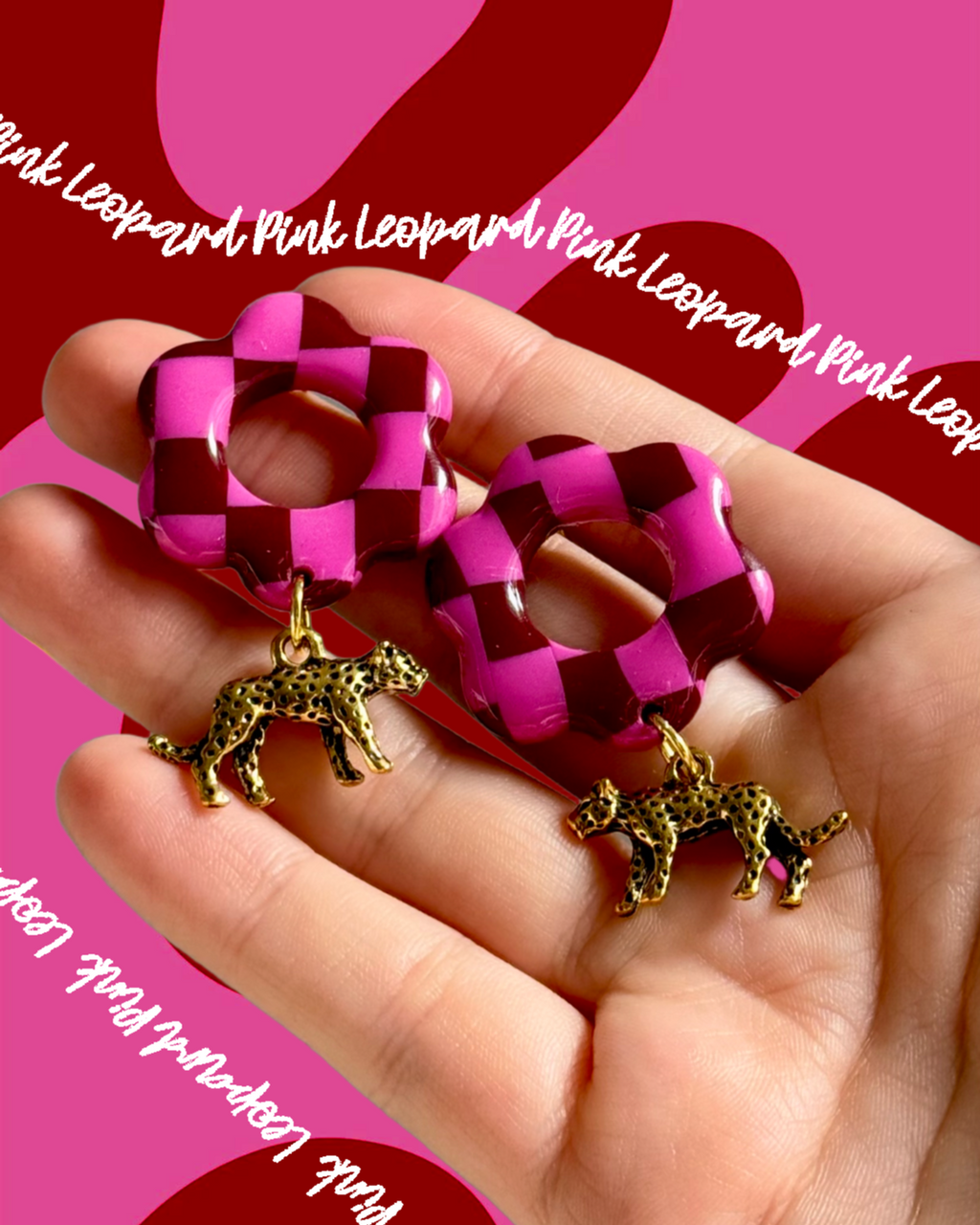 Pink Leopard | Handgemachte Ohrringe mit Leopard-Anhänger | pink rot kariert | Polymer Clay | Unikate von Creative Studio Anni