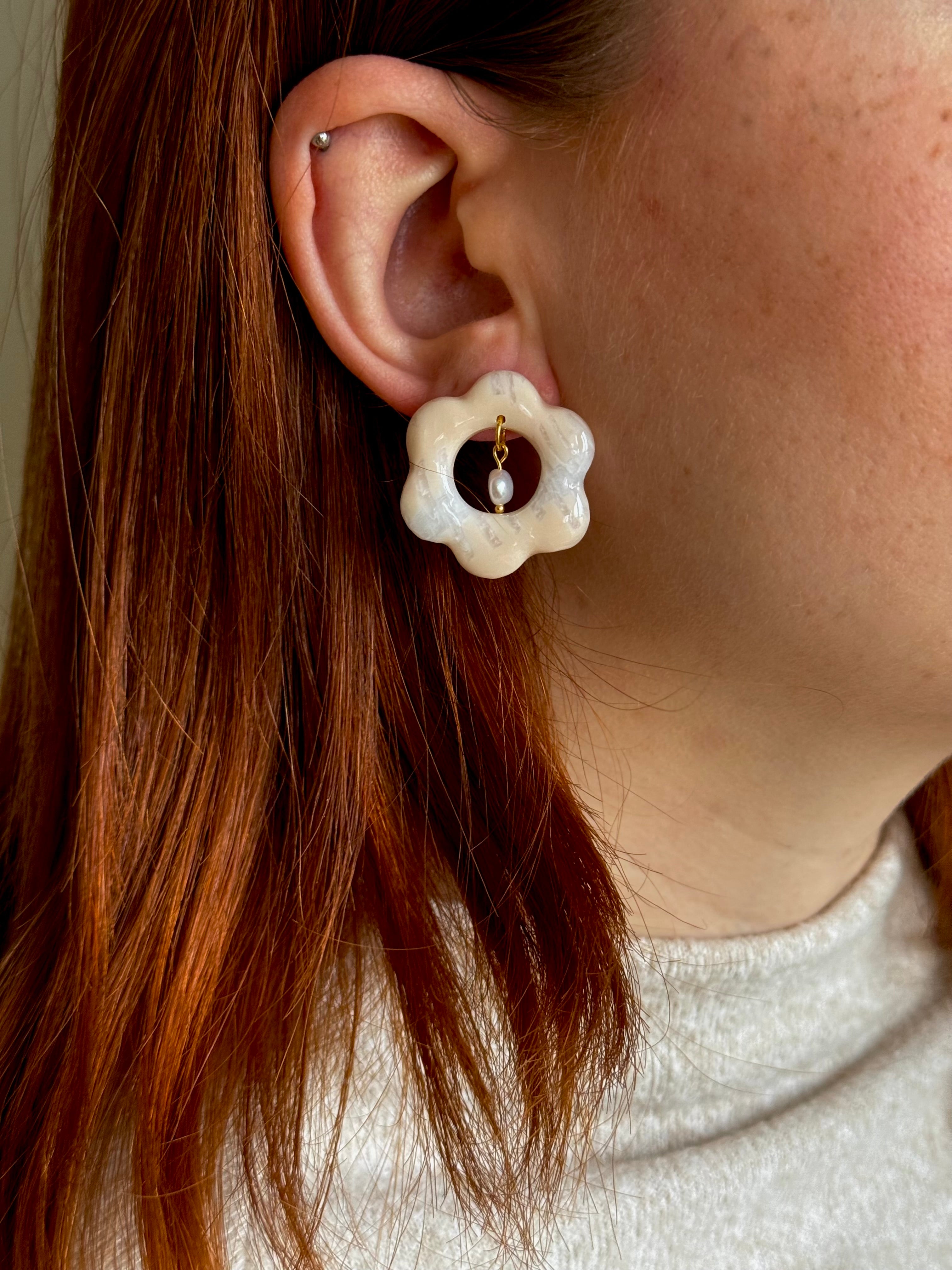 Porcelain Dreams Collection | Statement Ohrringe aus Polymer Clay |  Creme & transparentes Weiß | Creative Studio Anni