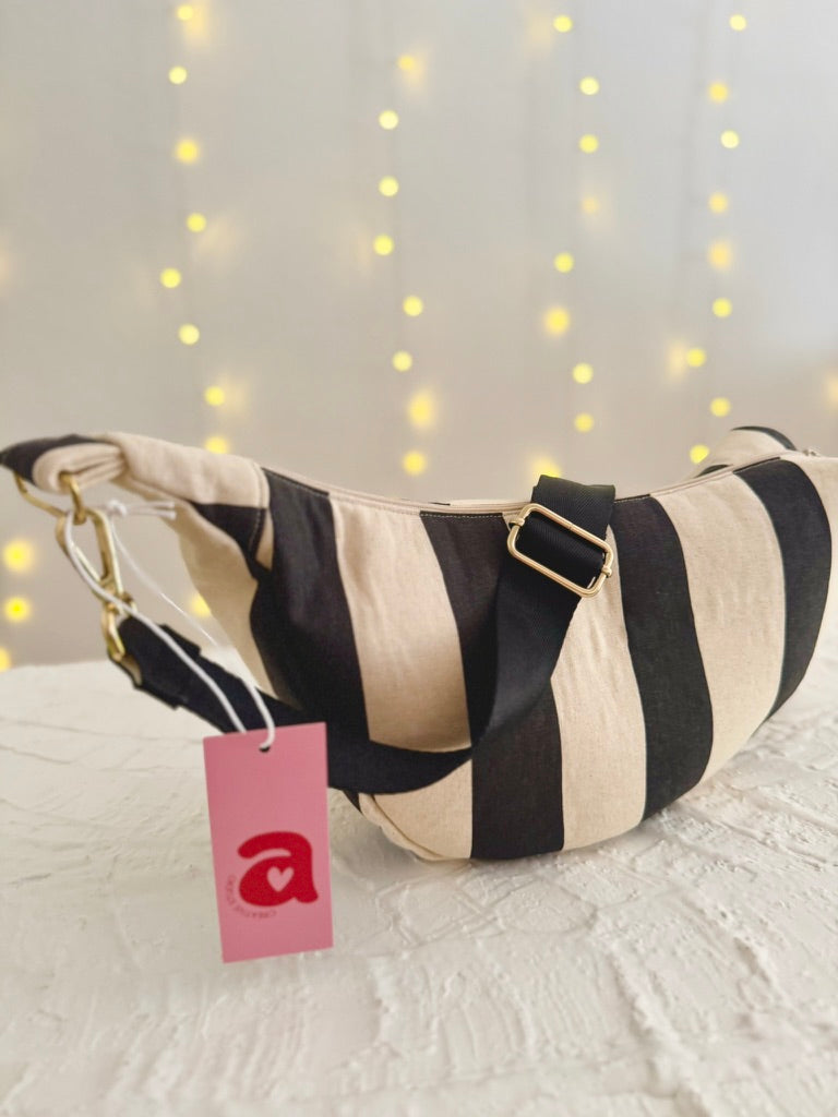 Handgemachte Umhängetasche (large) | schwarz-beige gestreift | Einzelstück mit Second-Hand-Gurt