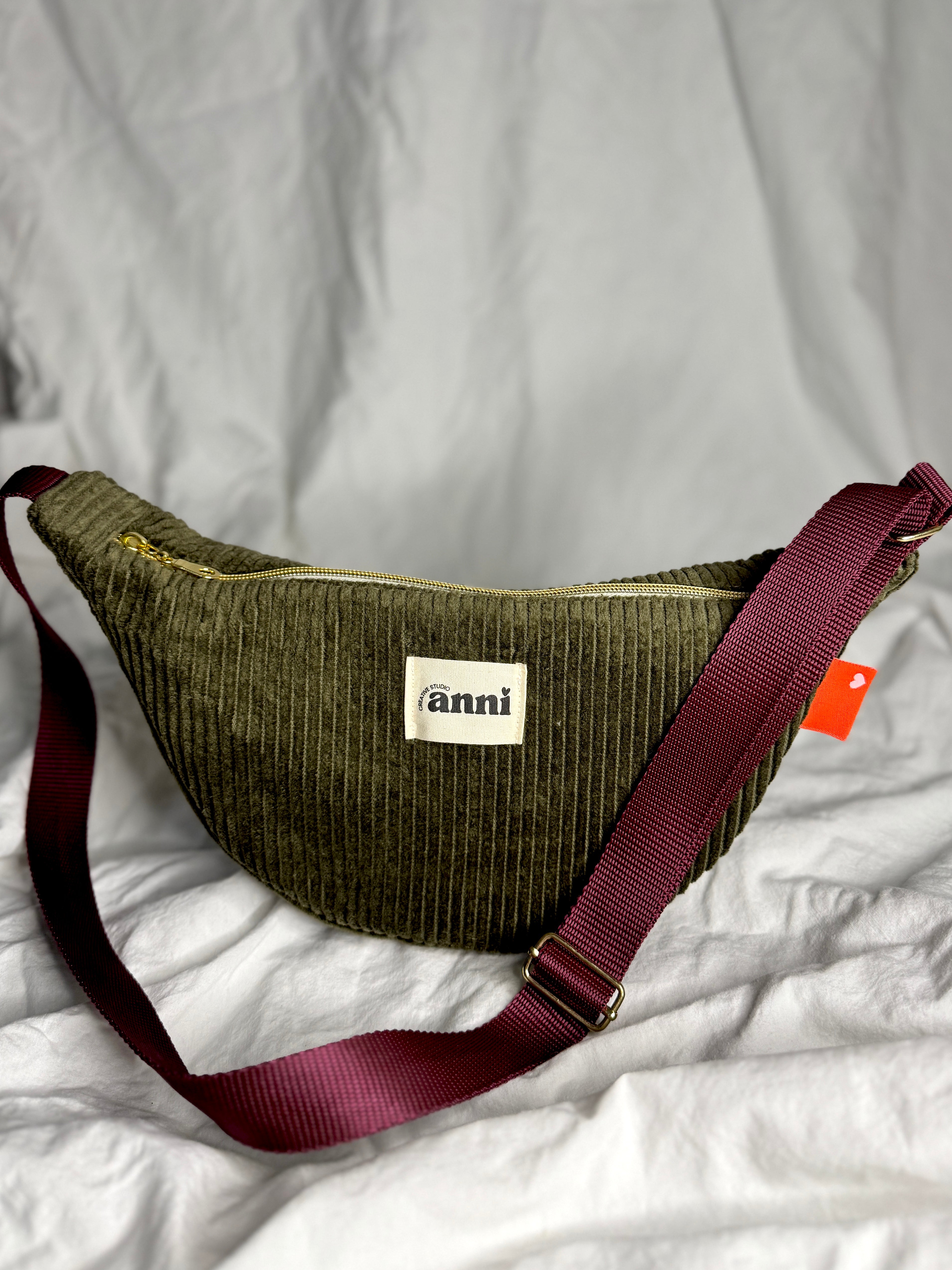 Handgemachte Umhängetasche (small) | Khaki Cord | Einzelstück von Creative Studio Anni