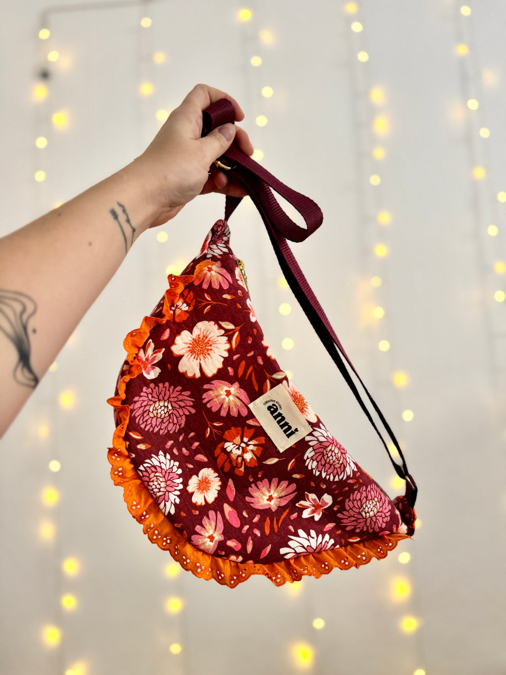 Handgemachte Umhängetasche (small) | Bordeaux-Rot mit Blumenmuster & Rüschen | Einzelstück