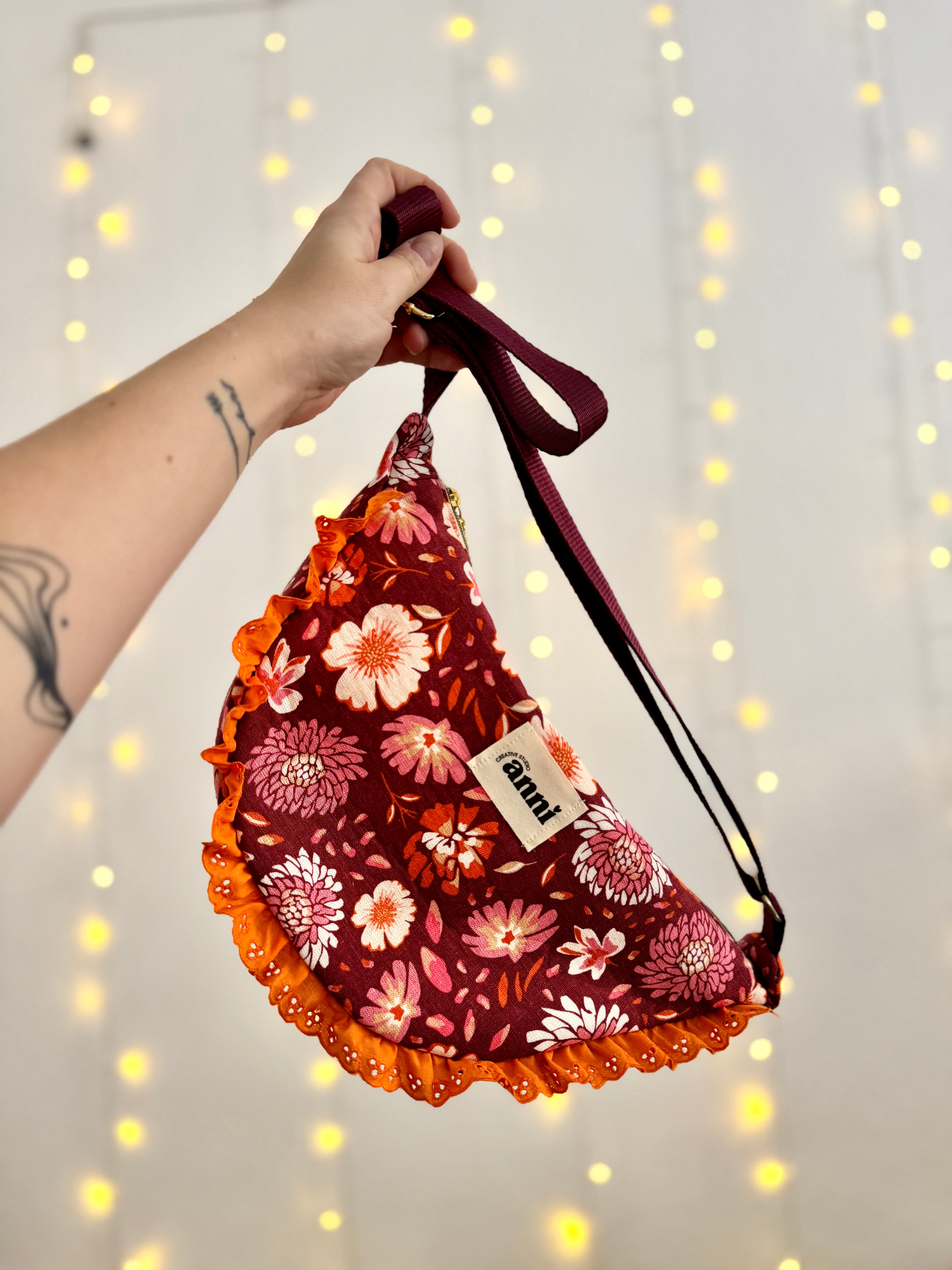 Handgemachte Umhängetasche (small) | Bordeaux-Rot mit Blumenmuster & Rüschen | Einzelstück