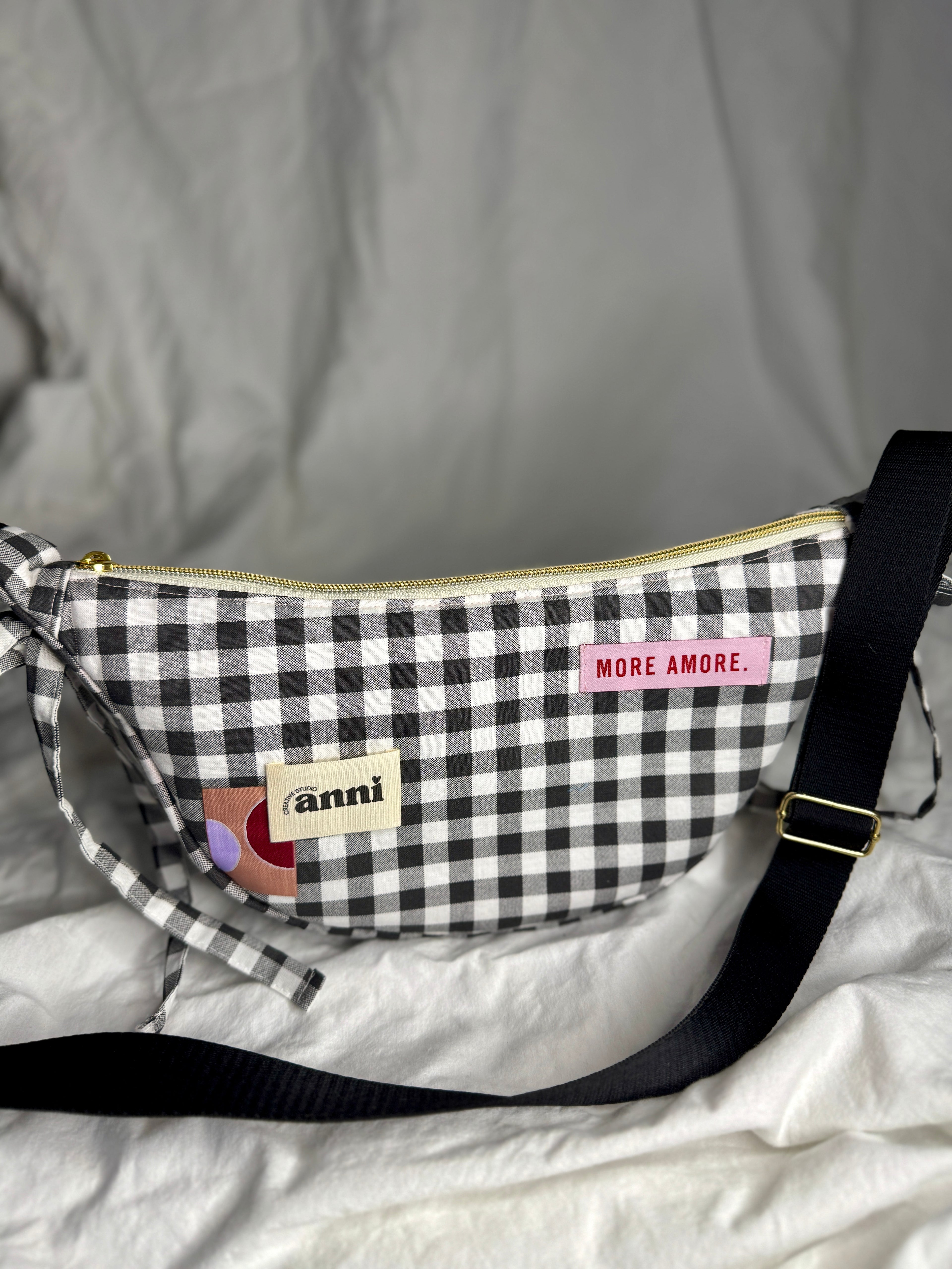 Handgemachte Umhängetasche (small) | More Amore | Karo upcycling | Einzelstück von Creative Studio Anni | Geschenkidee
