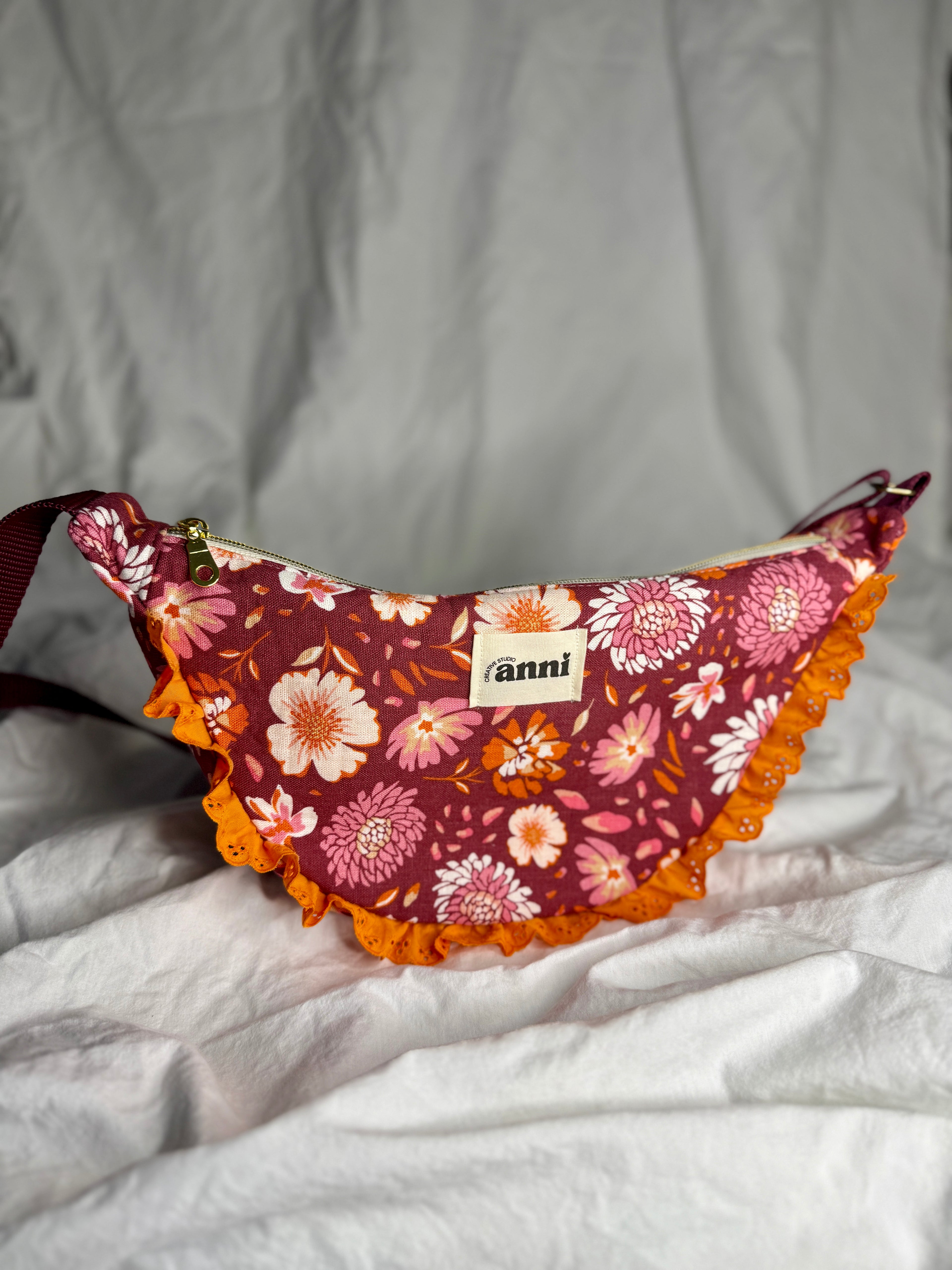 Handgemachte Umhängetasche (small) | Bordeaux-Rot mit Blumenmuster & Rüschen | Einzelstück