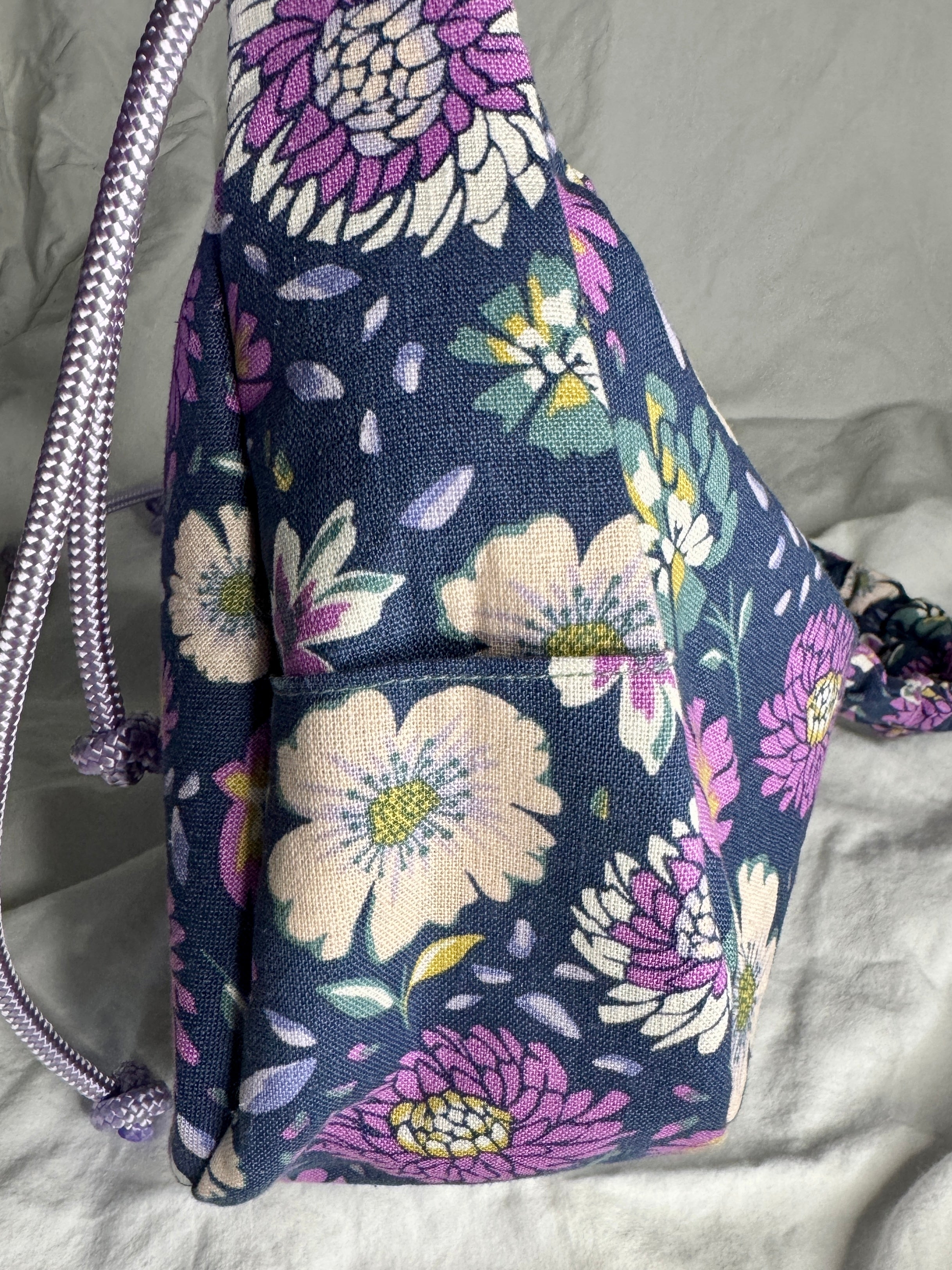 Handgemachte Umhängetasche (small) | Blau mit Blumenmuster und Ruffle-Gurt | Einzelstück von Creative Studio Anni