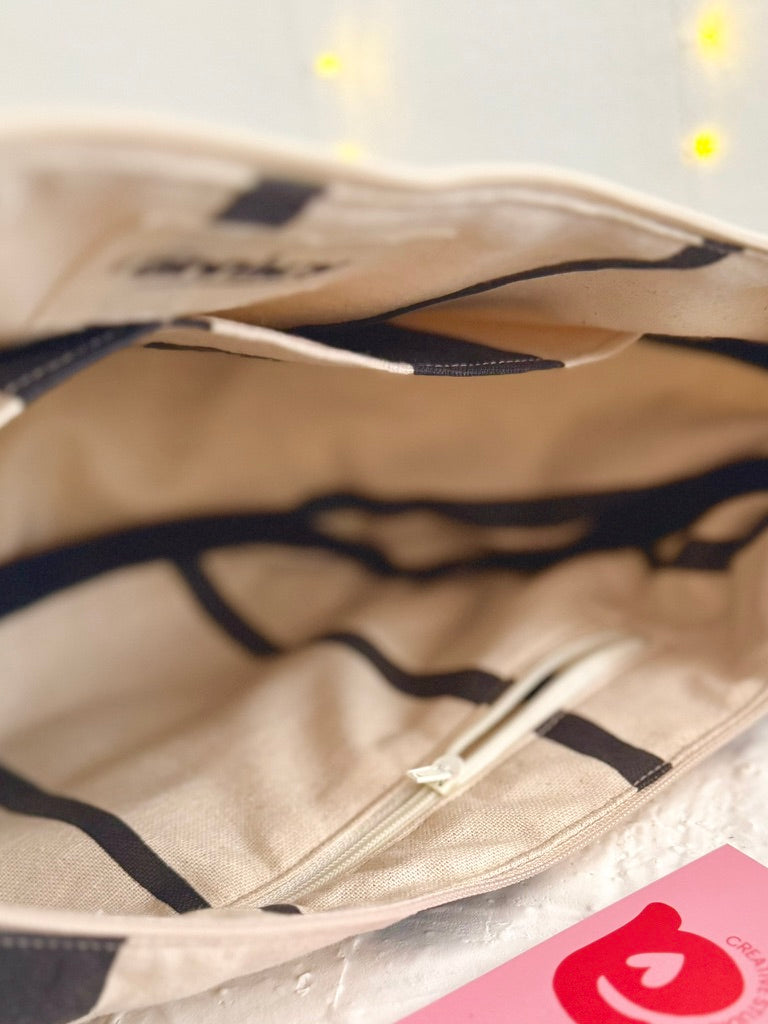 Handgemachte Umhängetasche (large) | schwarz-beige gestreift | Einzelstück mit Second-Hand-Gurt