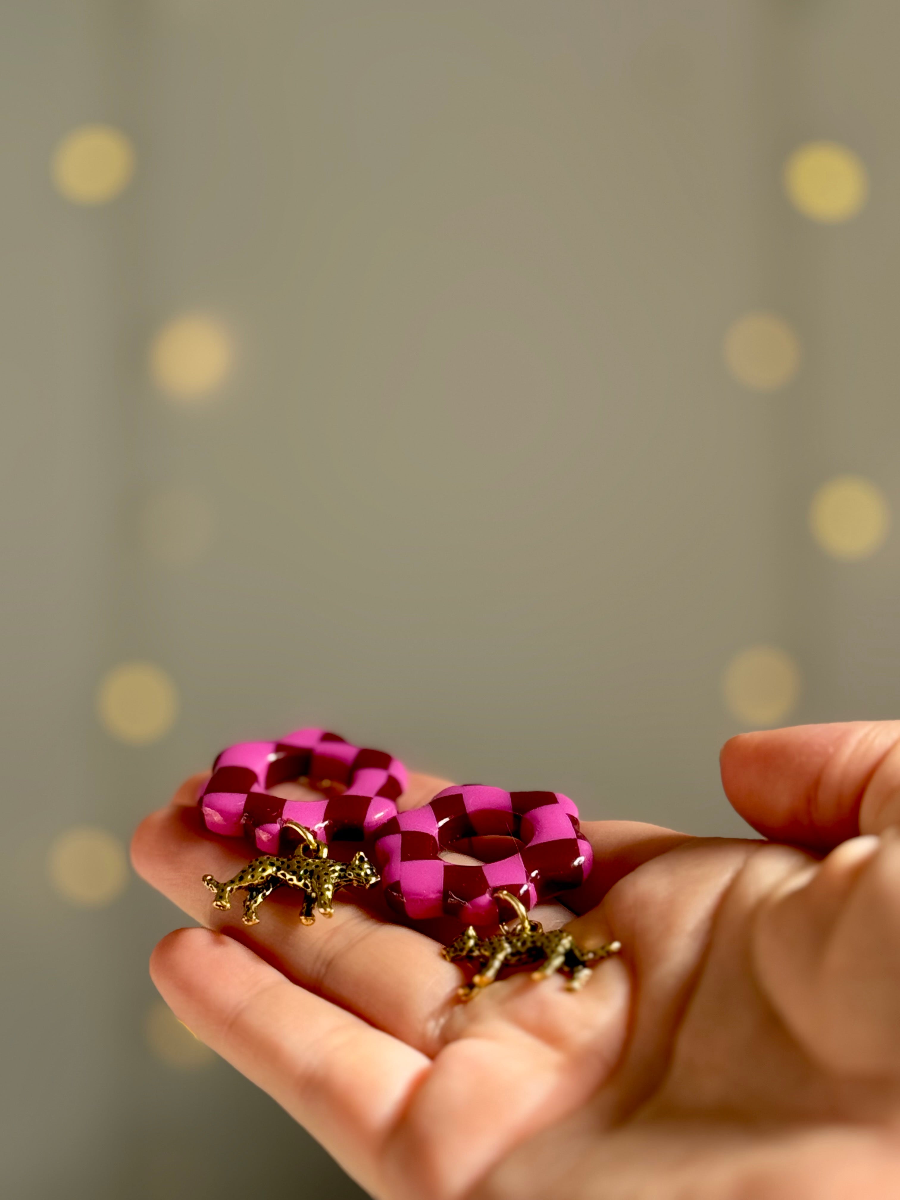 Pink Leopard | Handgemachte Ohrringe mit Leopard-Anhänger | pink rot kariert | Polymer Clay | Unikate von Creative Studio Anni