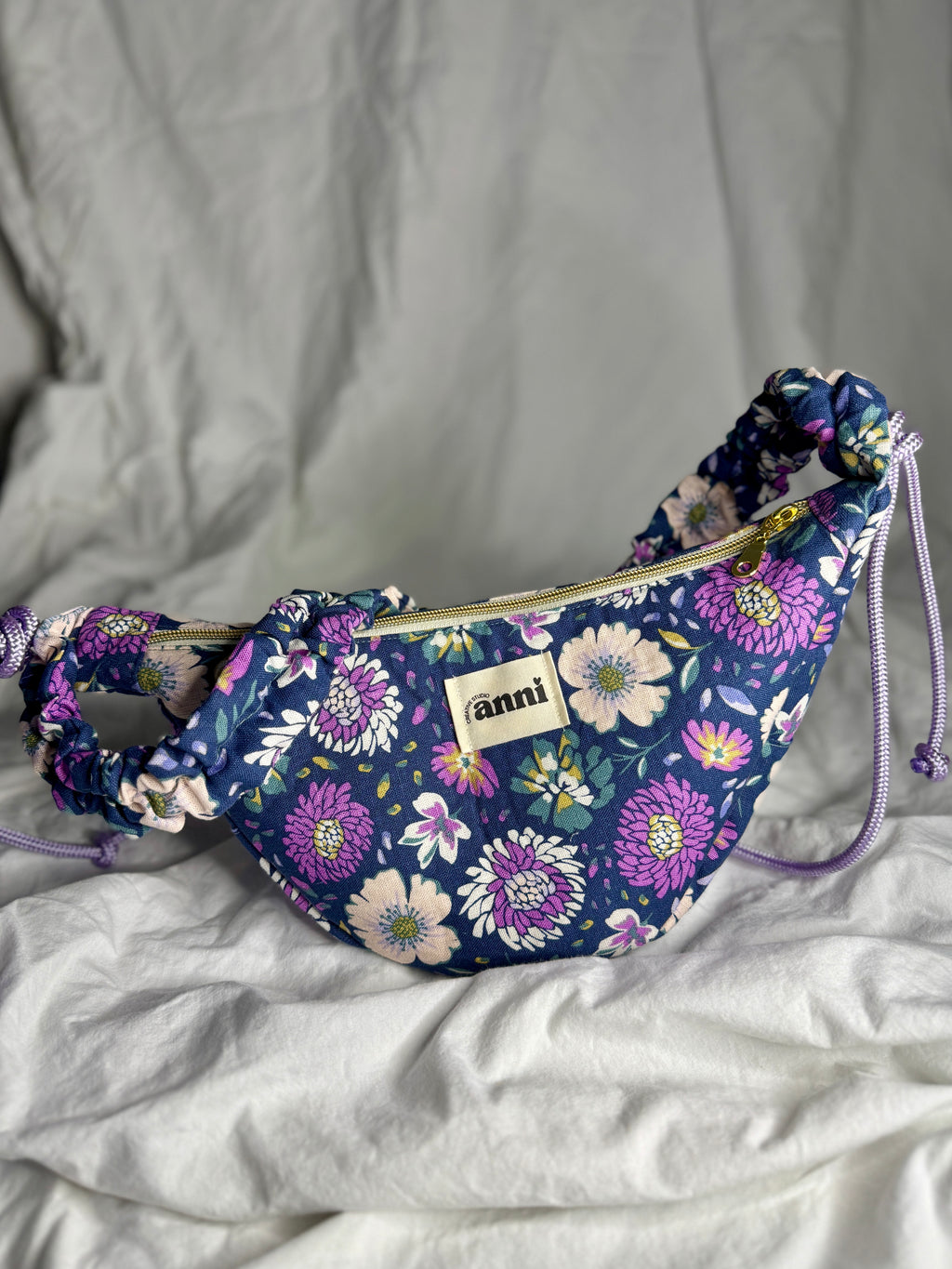Handgemachte Umhängetasche (small) | Blau mit Blumenmuster und Ruffle-Gurt | Einzelstück von Creative Studio Anni