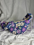 Handgemachte Umhängetasche (small) | Blau mit Blumenmuster und Ruffle-Gurt | Einzelstück von Creative Studio Anni