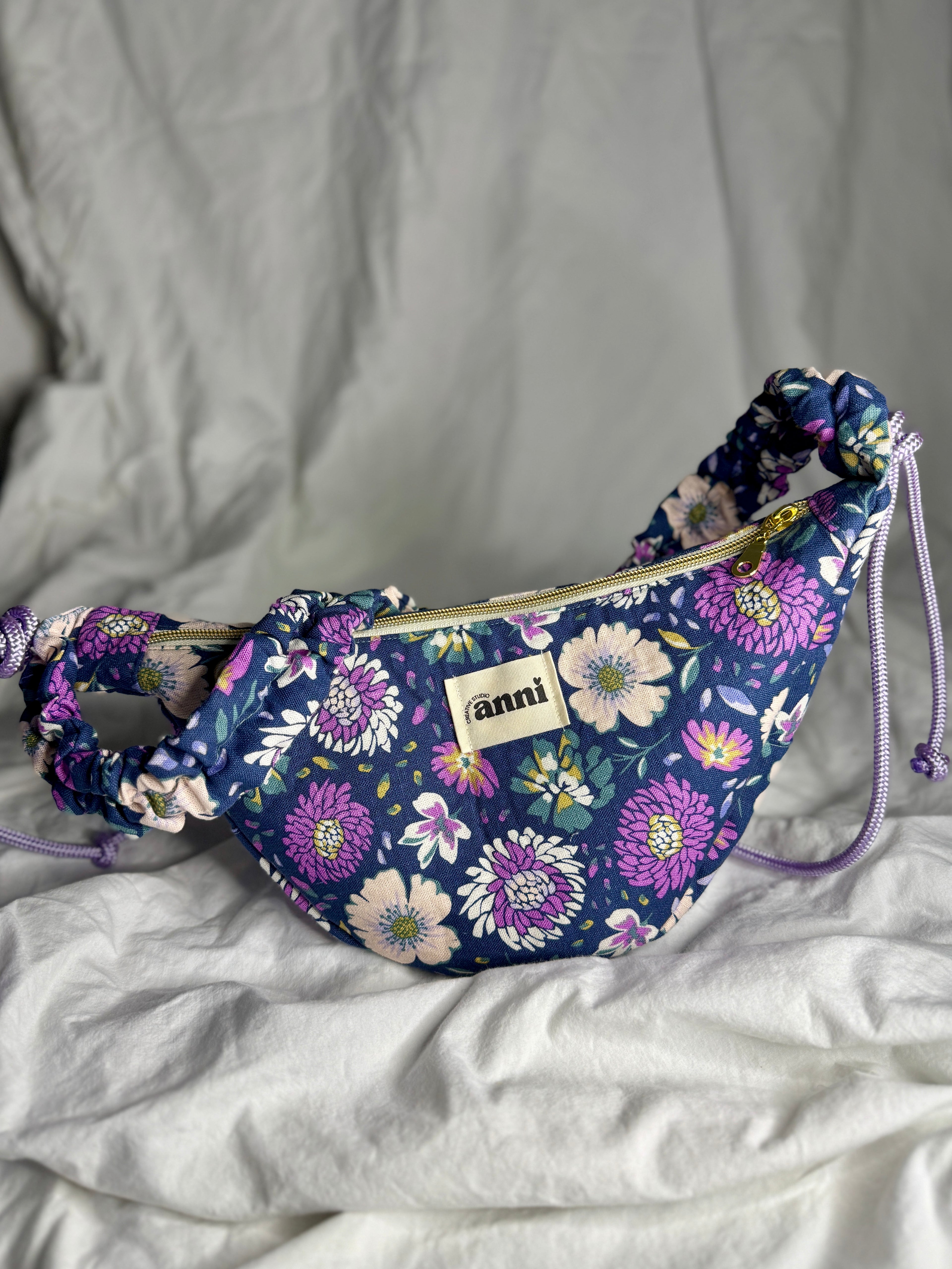 Handgemachte Umhängetasche (small) | Blau mit Blumenmuster und Ruffle-Gurt | Einzelstück von Creative Studio Anni