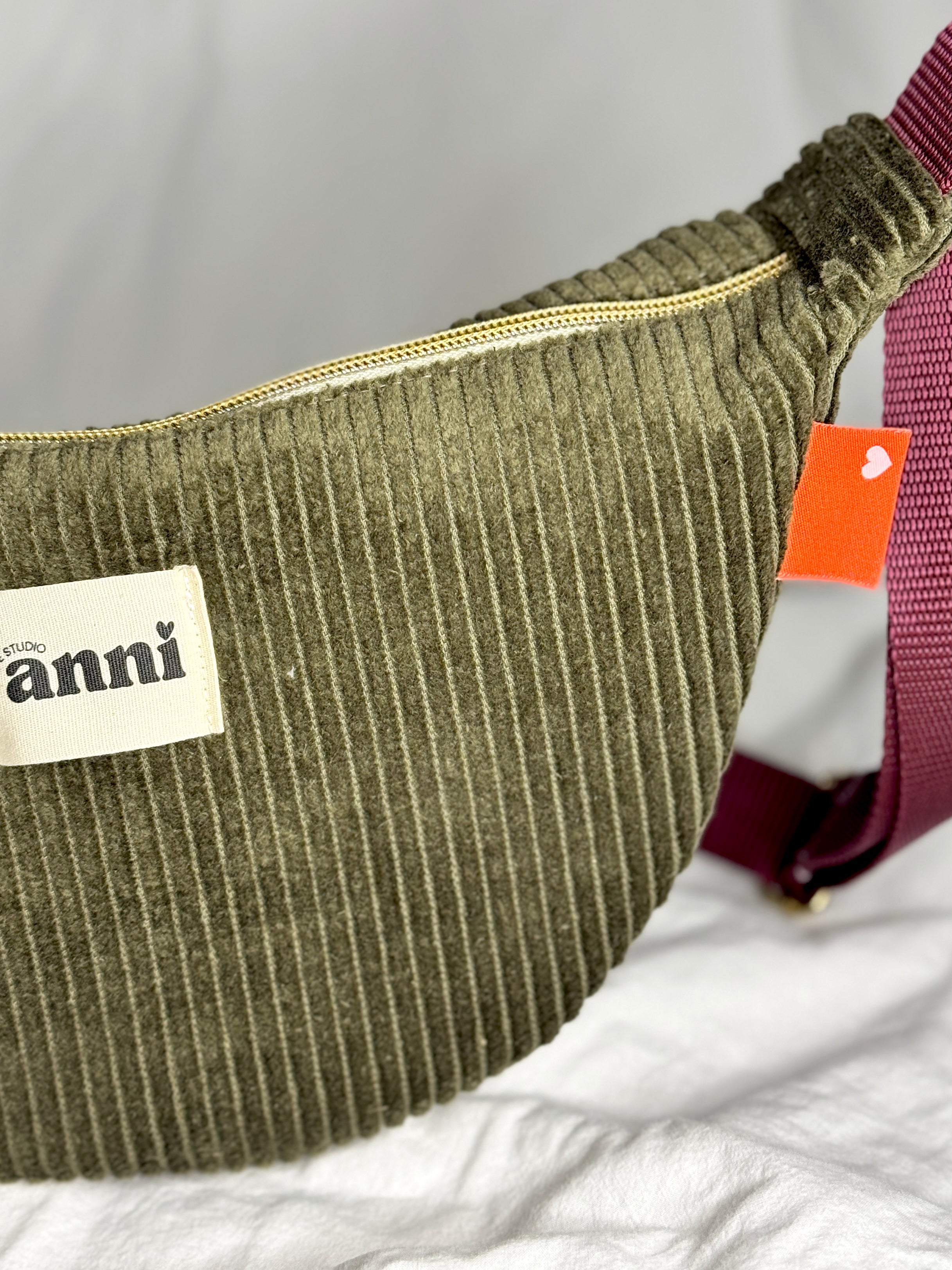 Handgemachte Umhängetasche (small) | Khaki Cord | Einzelstück von Creative Studio Anni