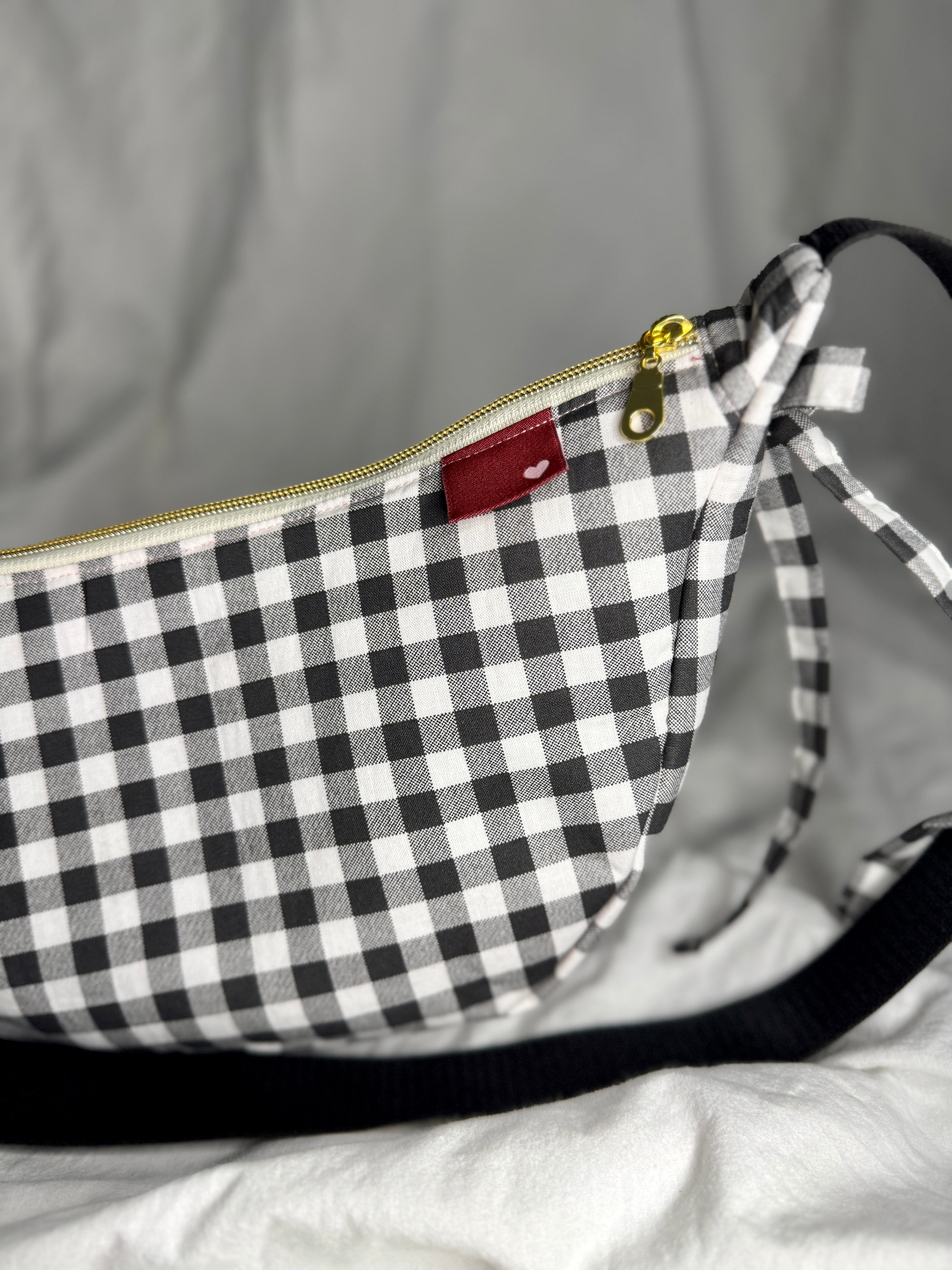 Handgemachte Umhängetasche (small) | More Amore | Karo upcycling | Einzelstück von Creative Studio Anni | Geschenkidee