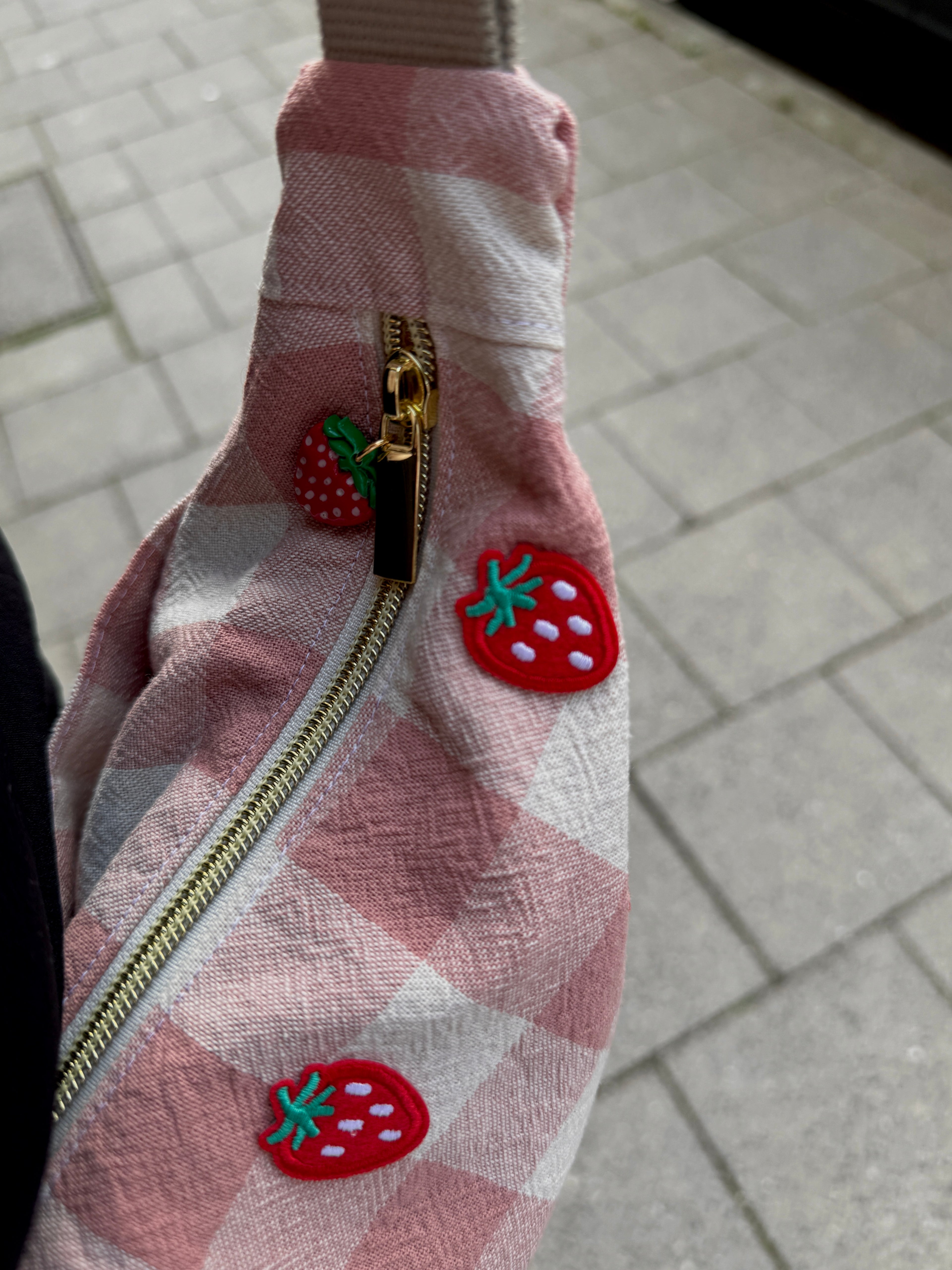 Strawberry Picnic Bag 🍓 | Upcycled Unikat mit kostenlosen Erdbeer-Ohrringen