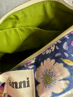 Handgemachte Umhängetasche (small) | Blau mit Blumenmuster und Ruffle-Gurt | Einzelstück von Creative Studio Anni