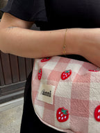 Strawberry Picnic Bag 🍓 | Upcycled Unikat mit kostenlosen Erdbeer-Ohrringen