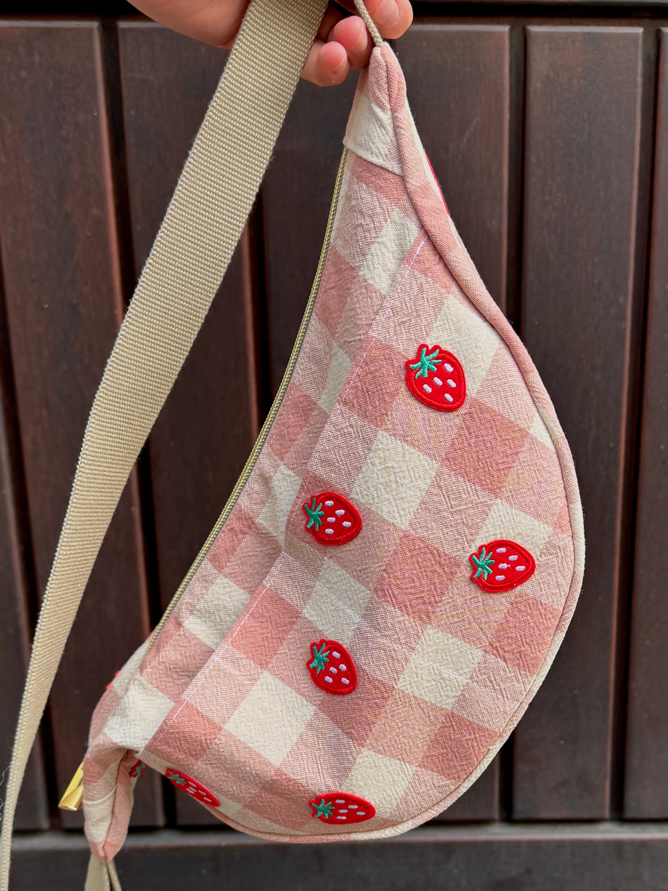 Strawberry Picnic Bag 🍓 | Upcycled Unikat mit kostenlosen Erdbeer-Ohrringen