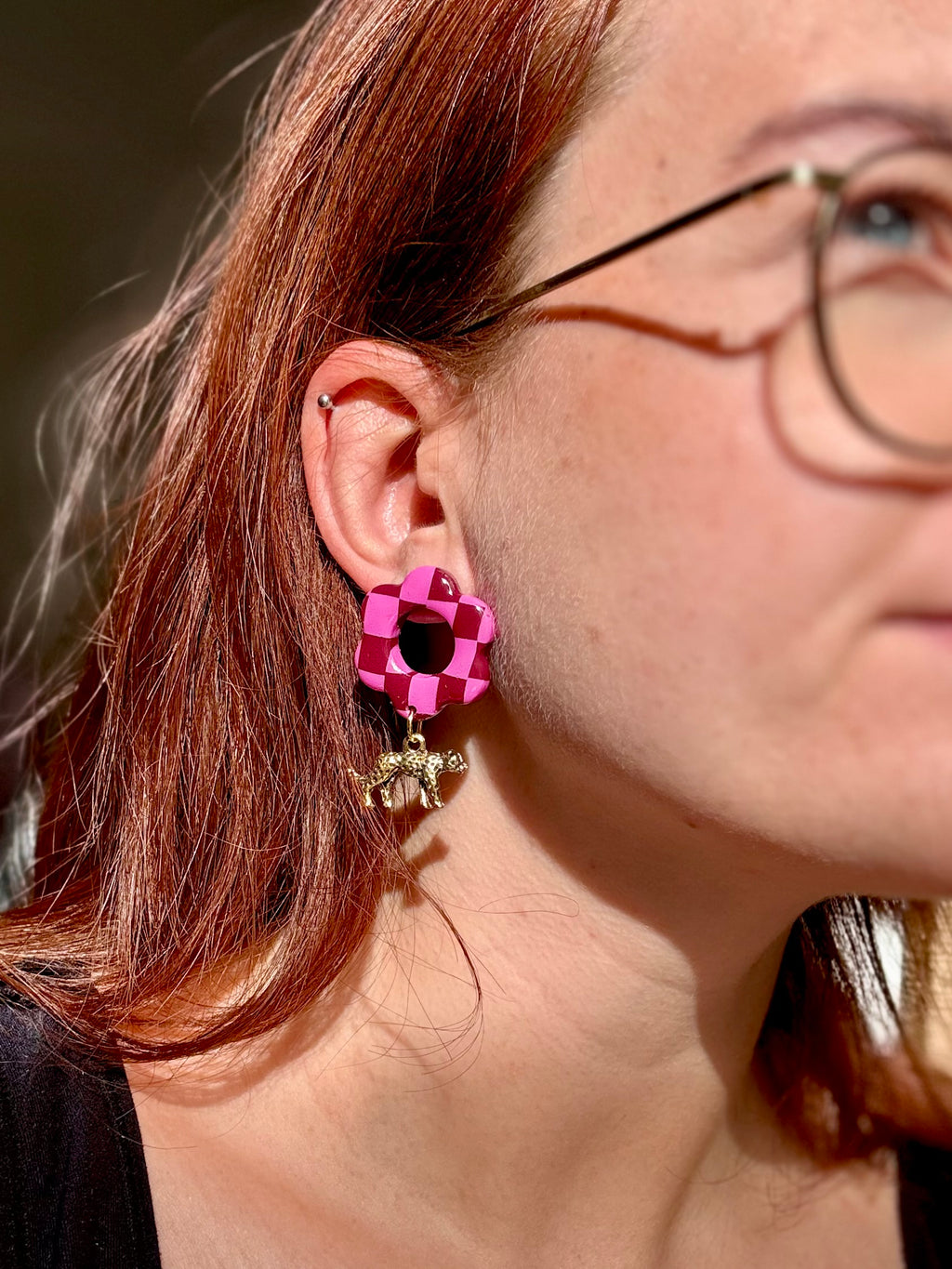 Pink Leopard | Handgemachte Ohrringe mit Leopard-Anhänger | pink rot kariert | Polymer Clay | Unikate von Creative Studio Anni