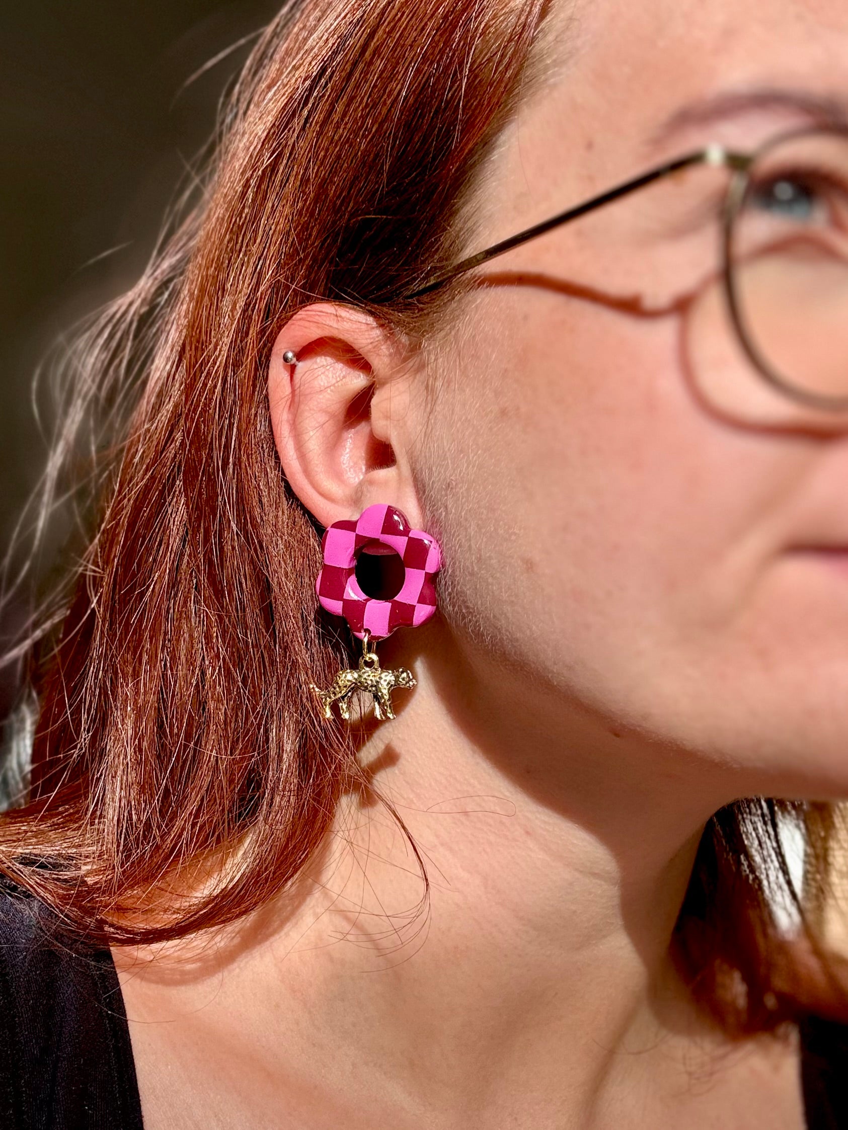 Pink Leopard | Handgemachte Ohrringe mit Leopard-Anhänger | pink rot kariert | Polymer Clay | Unikate von Creative Studio Anni