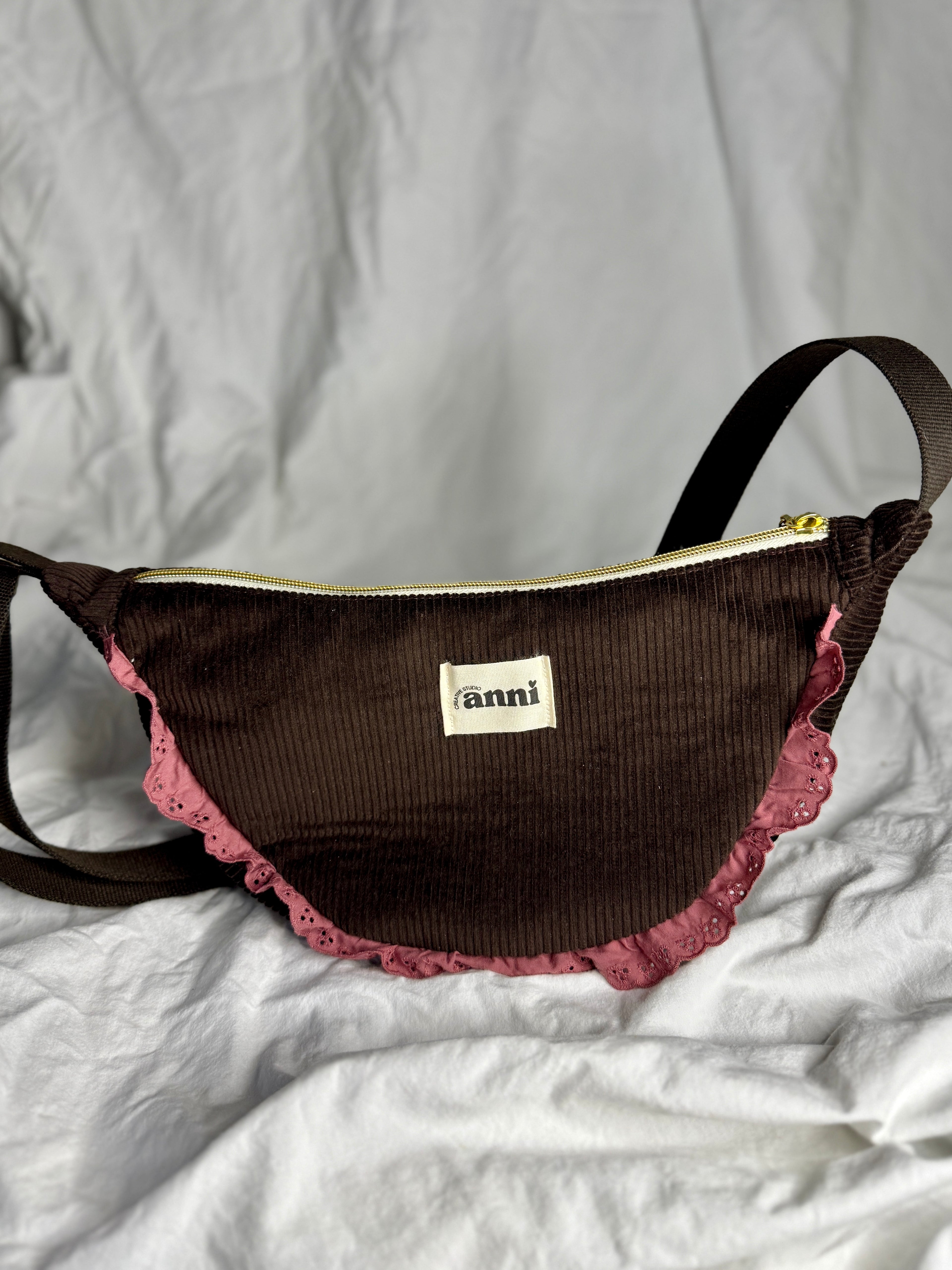 Handgemachte Umhängetasche (small) | Braun & Altrosa | Cord mit Rüschen | Einzelstück von Creative Studio Anni | Geschenkidee