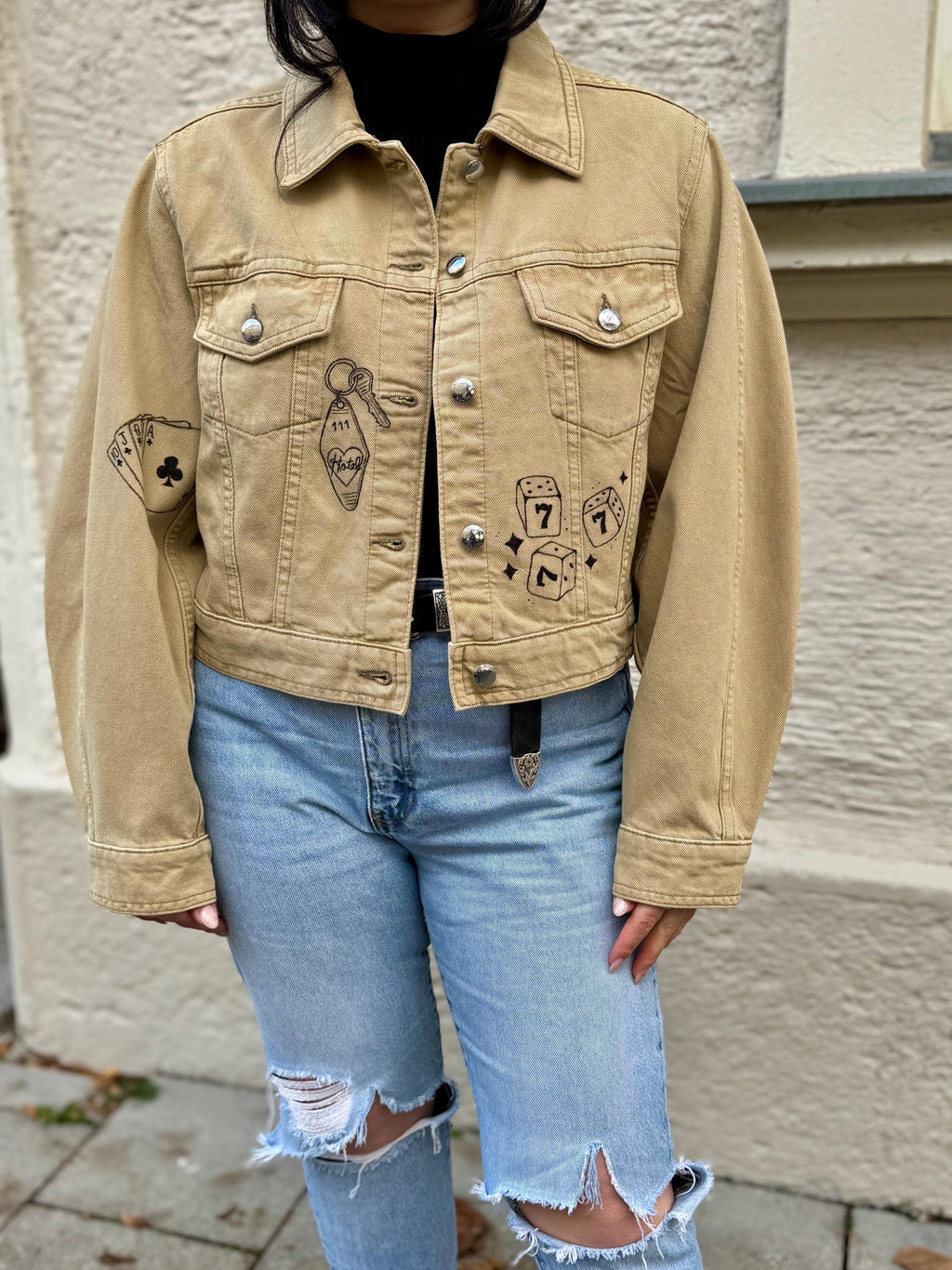 Lucky Motel | Liebevoll handbemaltes Secondhand Jeansjacke (upcycling) | Handgemachtes Einzelstück von Creative Studio Anni