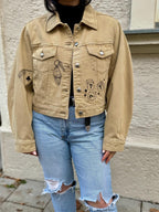 Lucky Motel | Liebevoll handbemaltes Secondhand Jeansjacke (upcycling) | Handgemachtes Einzelstück von Creative Studio Anni