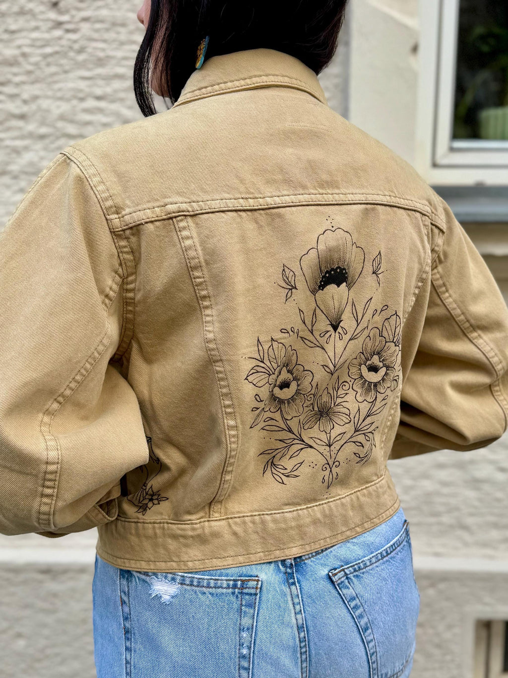 Lucky Motel | Liebevoll handbemaltes Secondhand Jeansjacke (upcycling) | Handgemachtes Einzelstück von Creative Studio Anni