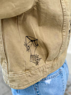 Lucky Motel | Liebevoll handbemaltes Secondhand Jeansjacke (upcycling) | Handgemachtes Einzelstück von Creative Studio Anni