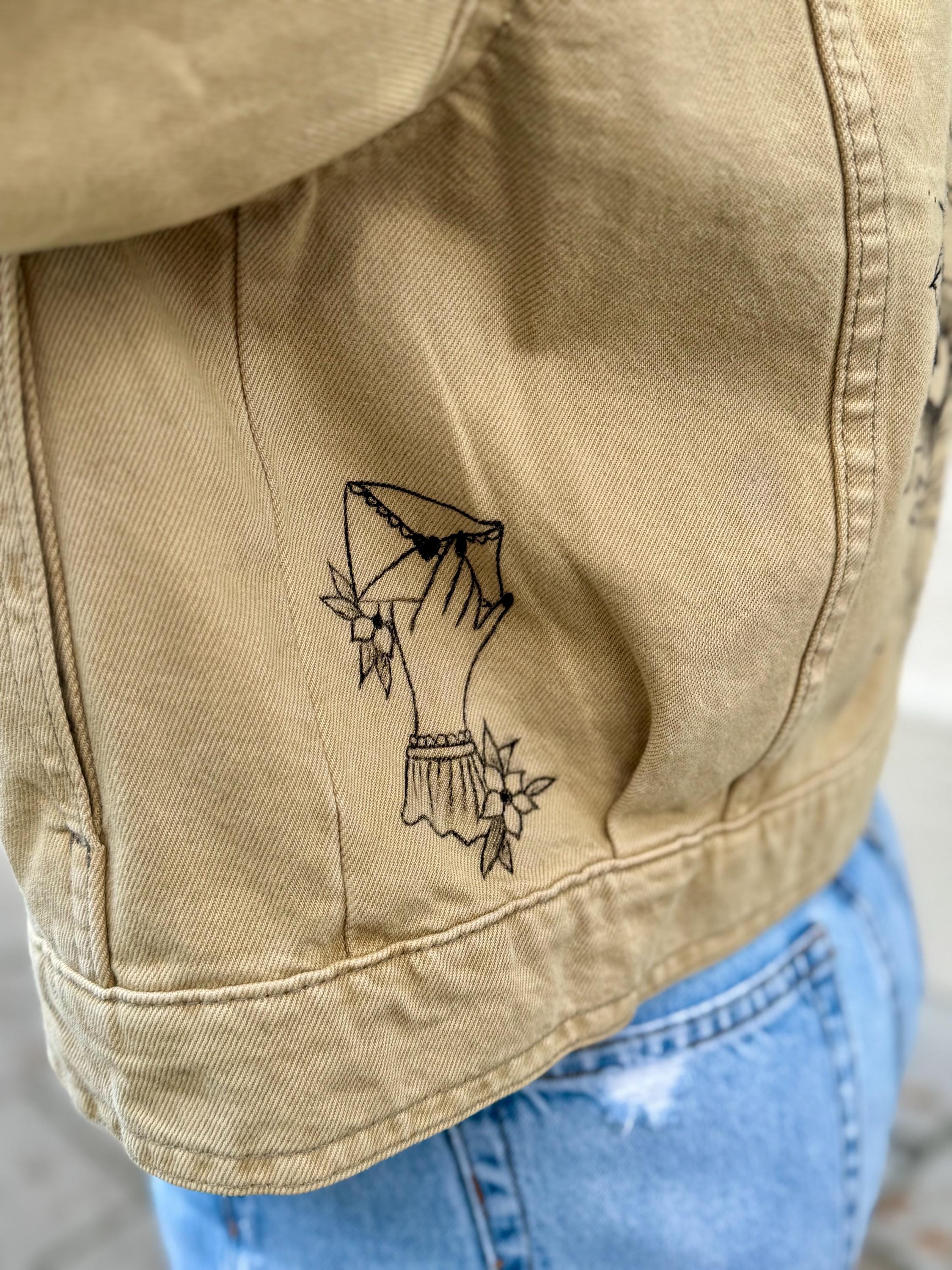 Lucky Motel | Liebevoll handbemaltes Secondhand Jeansjacke (upcycling) | Handgemachtes Einzelstück von Creative Studio Anni