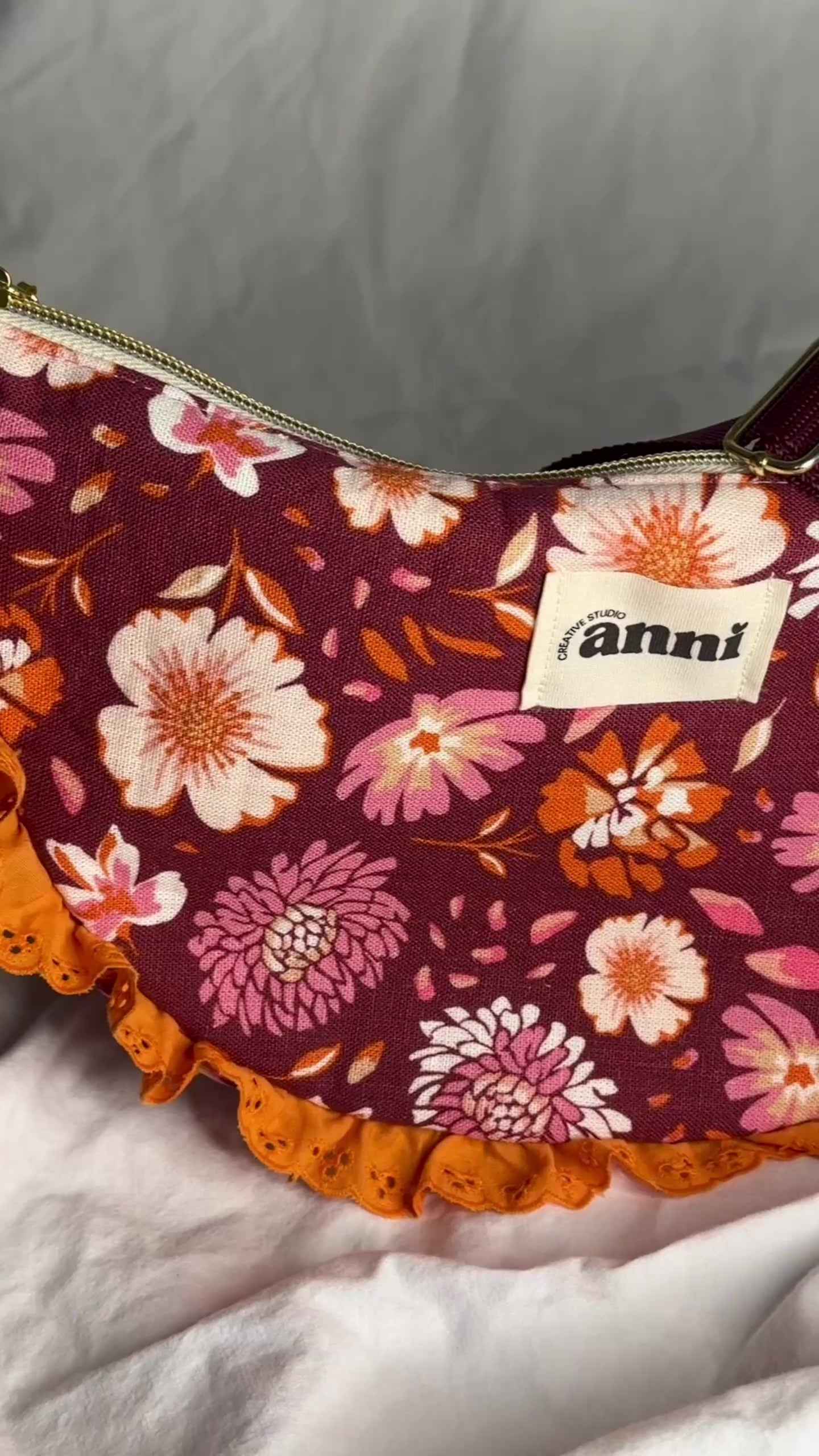 Handgemachte Umhängetasche (small) | Bordeaux-Rot mit Blumenmuster & Rüschen | Einzelstück