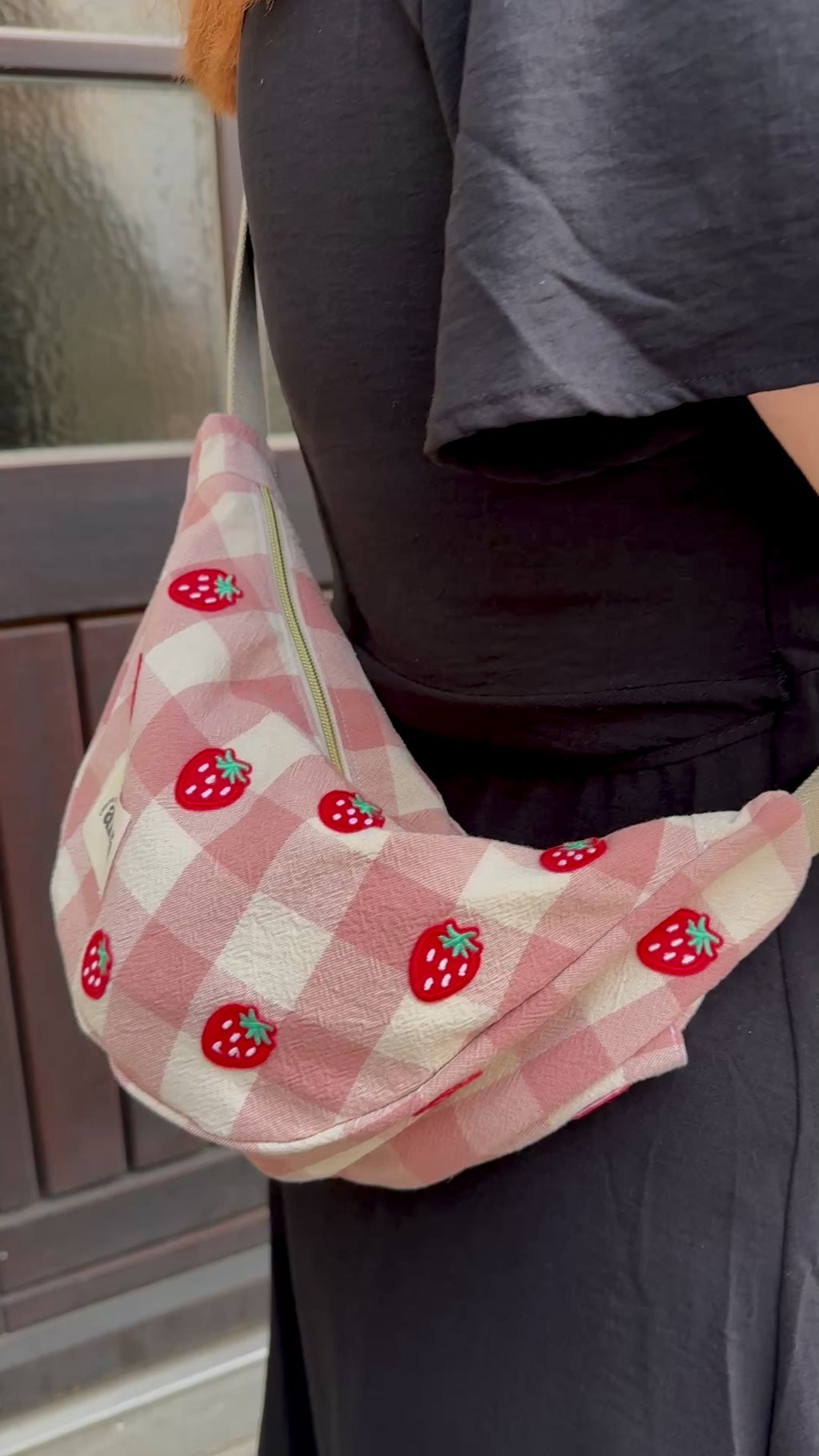 Strawberry Picnic Bag 🍓 | Upcycled Unikat mit kostenlosen Erdbeer-Ohrringen