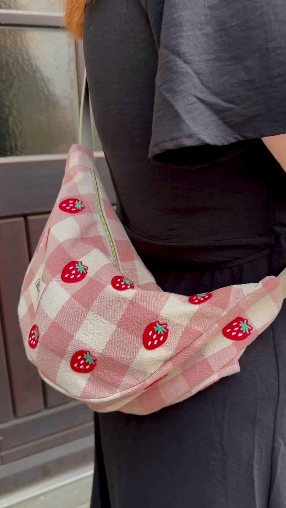 Strawberry Picnic Bag 🍓 | Upcycled Unikat mit kostenlosen Erdbeer-Ohrringen