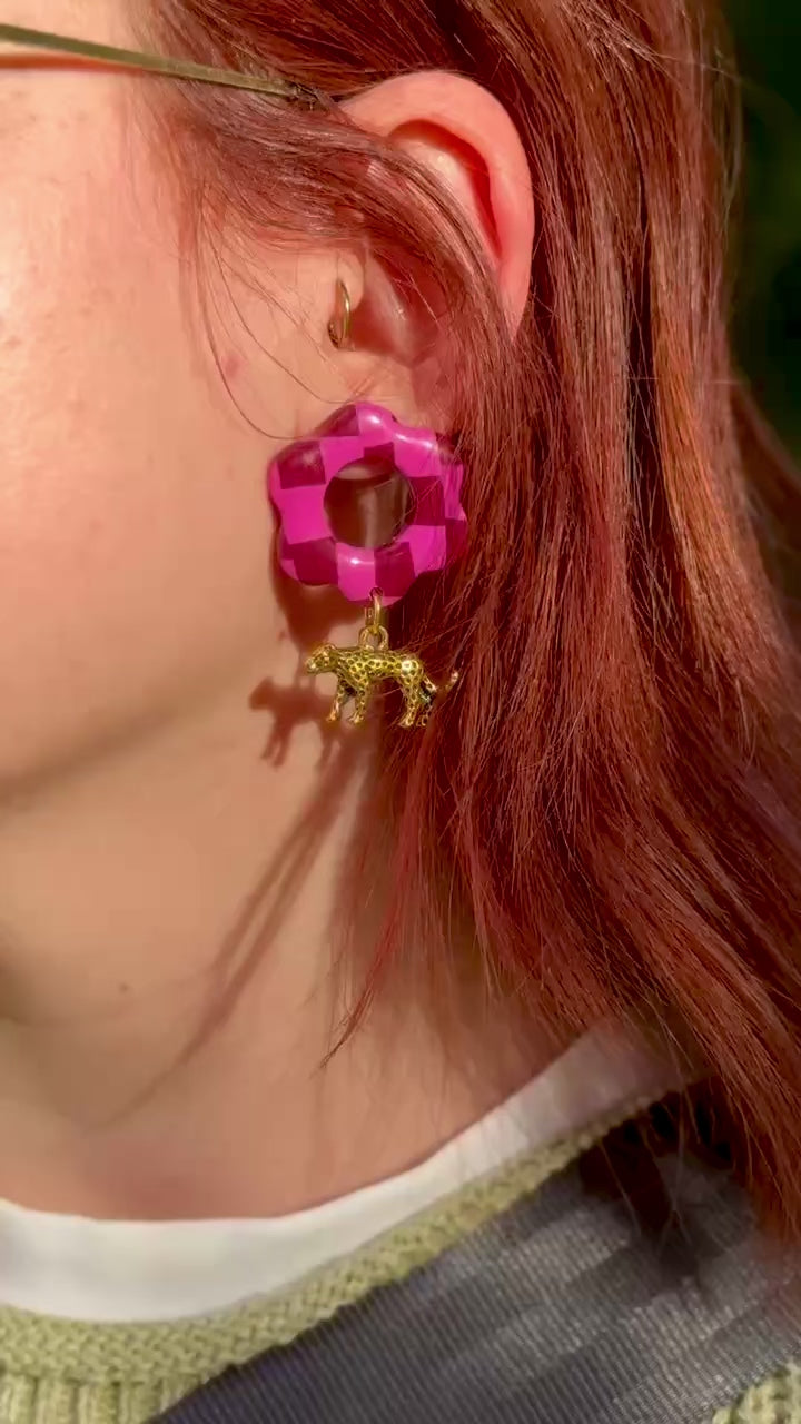 Pink Leopard | Handgemachte Ohrringe mit Leopard-Anhänger | pink rot kariert | Polymer Clay | Unikate von Creative Studio Anni