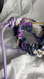 Handgemachte Umhängetasche (small) | Blau mit Blumenmuster und Ruffle-Gurt | Einzelstück von Creative Studio Anni