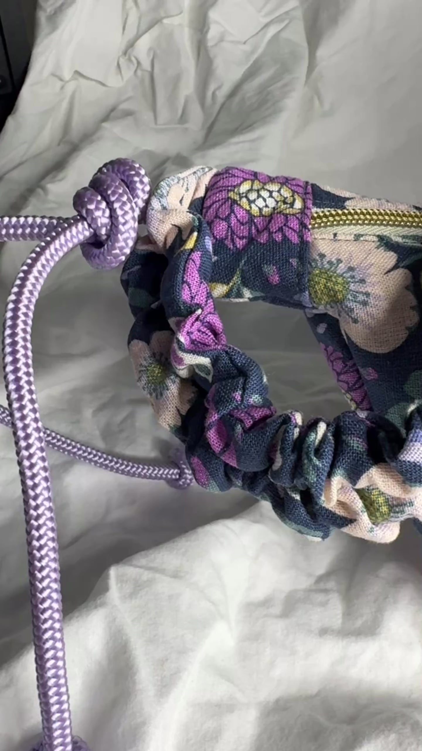 Handgemachte Umhängetasche (small) | Blau mit Blumenmuster und Ruffle-Gurt | Einzelstück von Creative Studio Anni