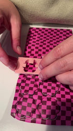 Pink Leopard | Handgemachte Ohrringe mit Leopard-Anhänger | pink rot kariert | Polymer Clay | Unikate von Creative Studio Anni